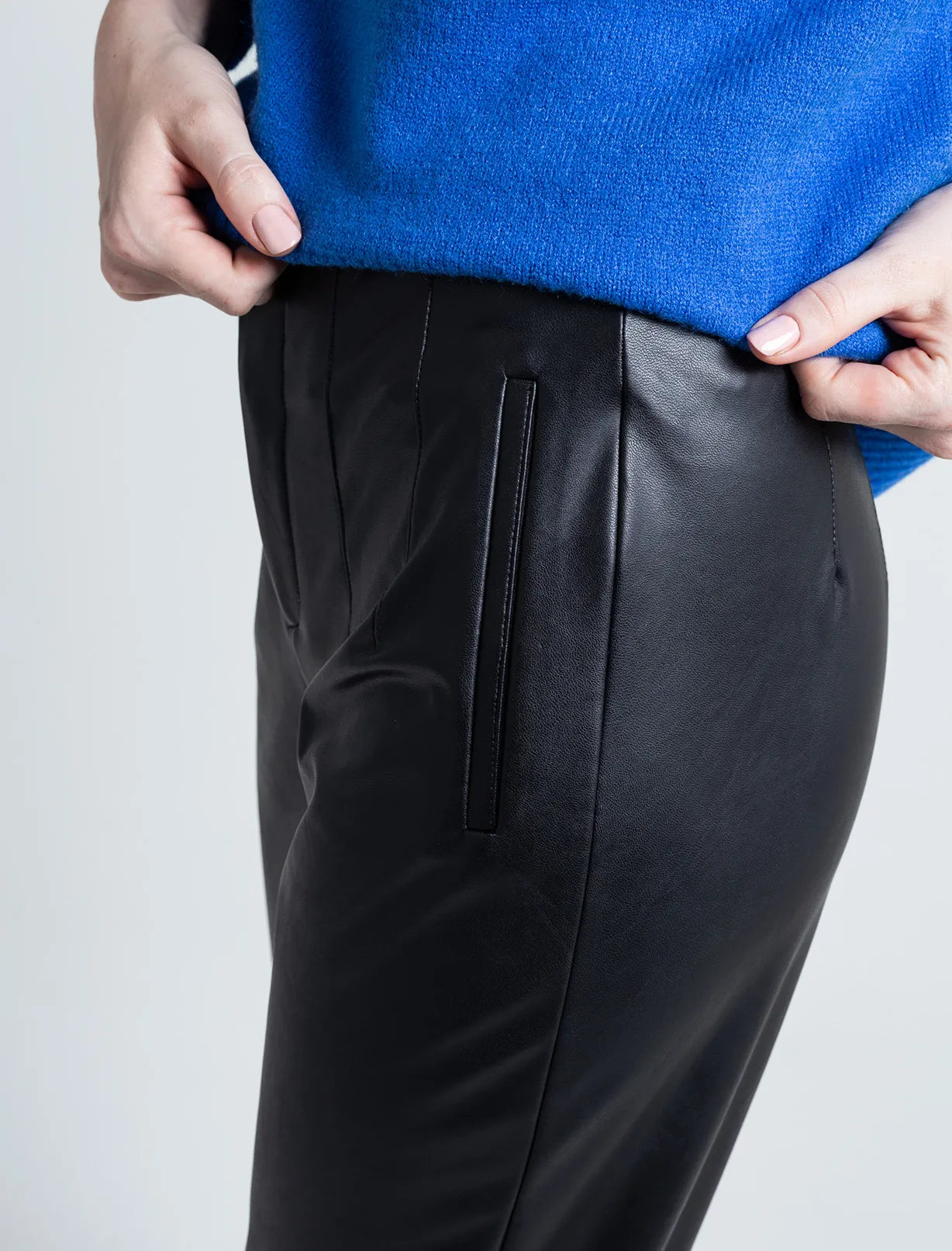Pantalón efecto piel ZARA TXS