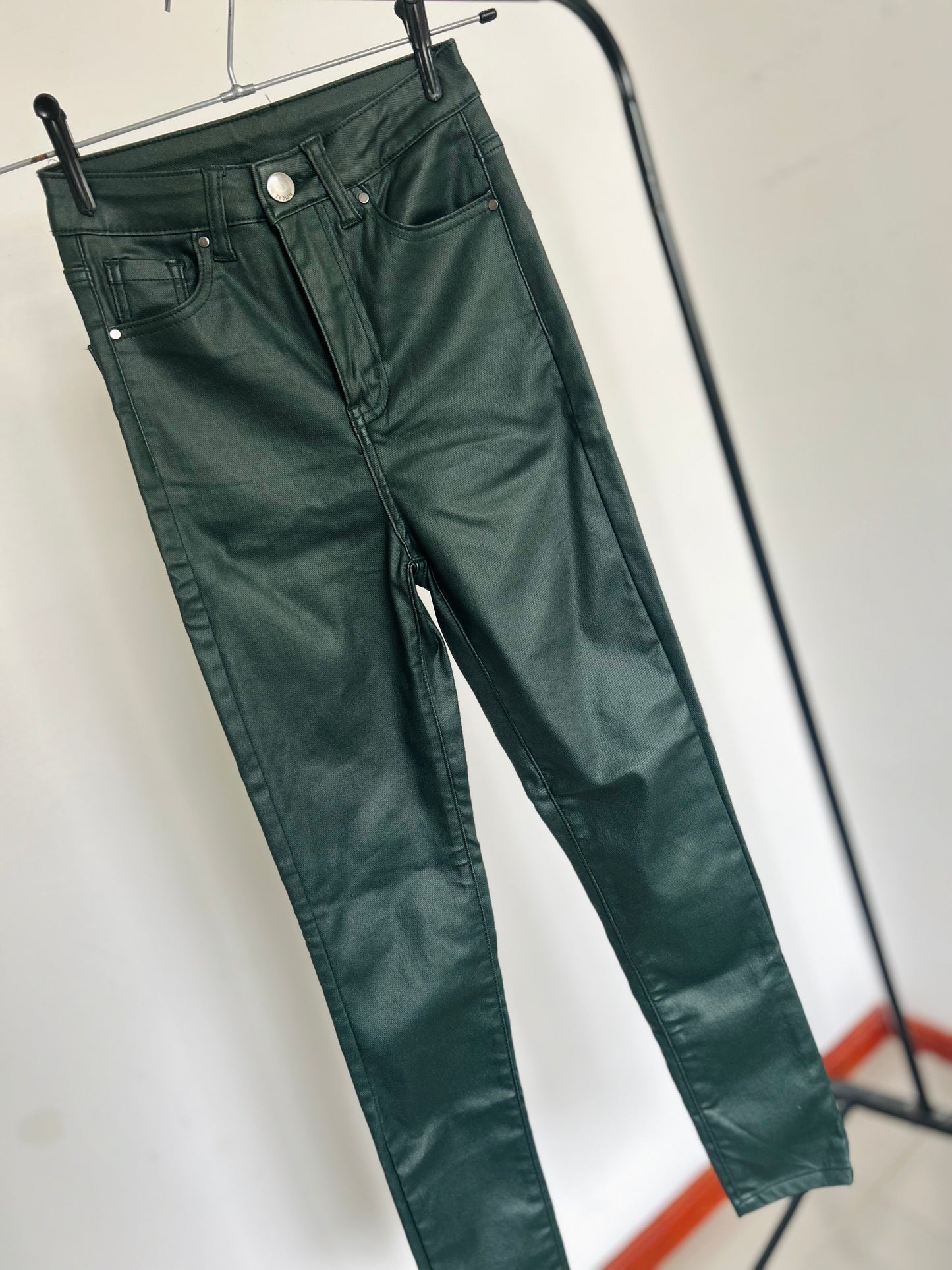 Pantalón engomado nuevo txs T32/34