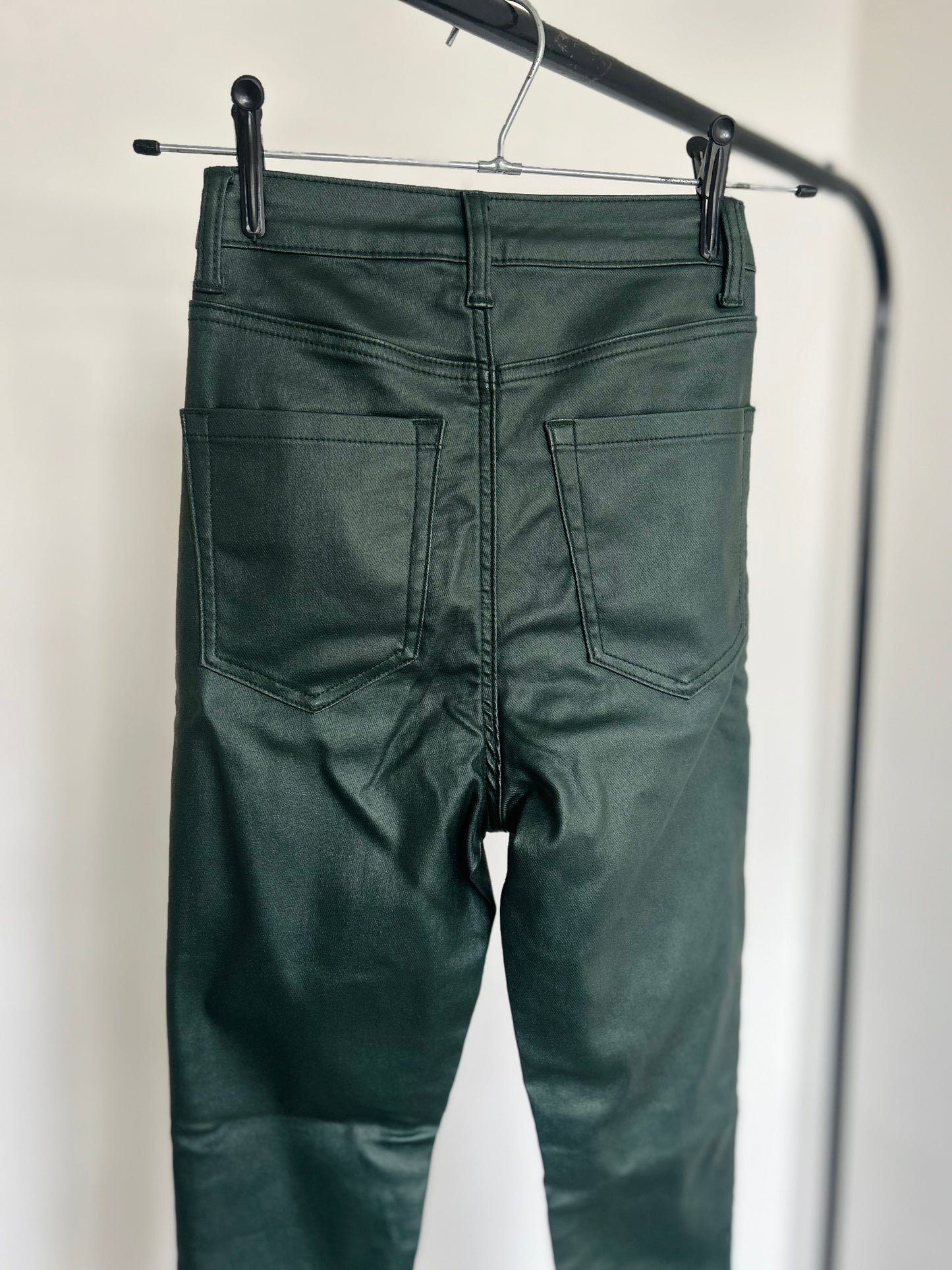 Pantalón engomado nuevo txs T32/34