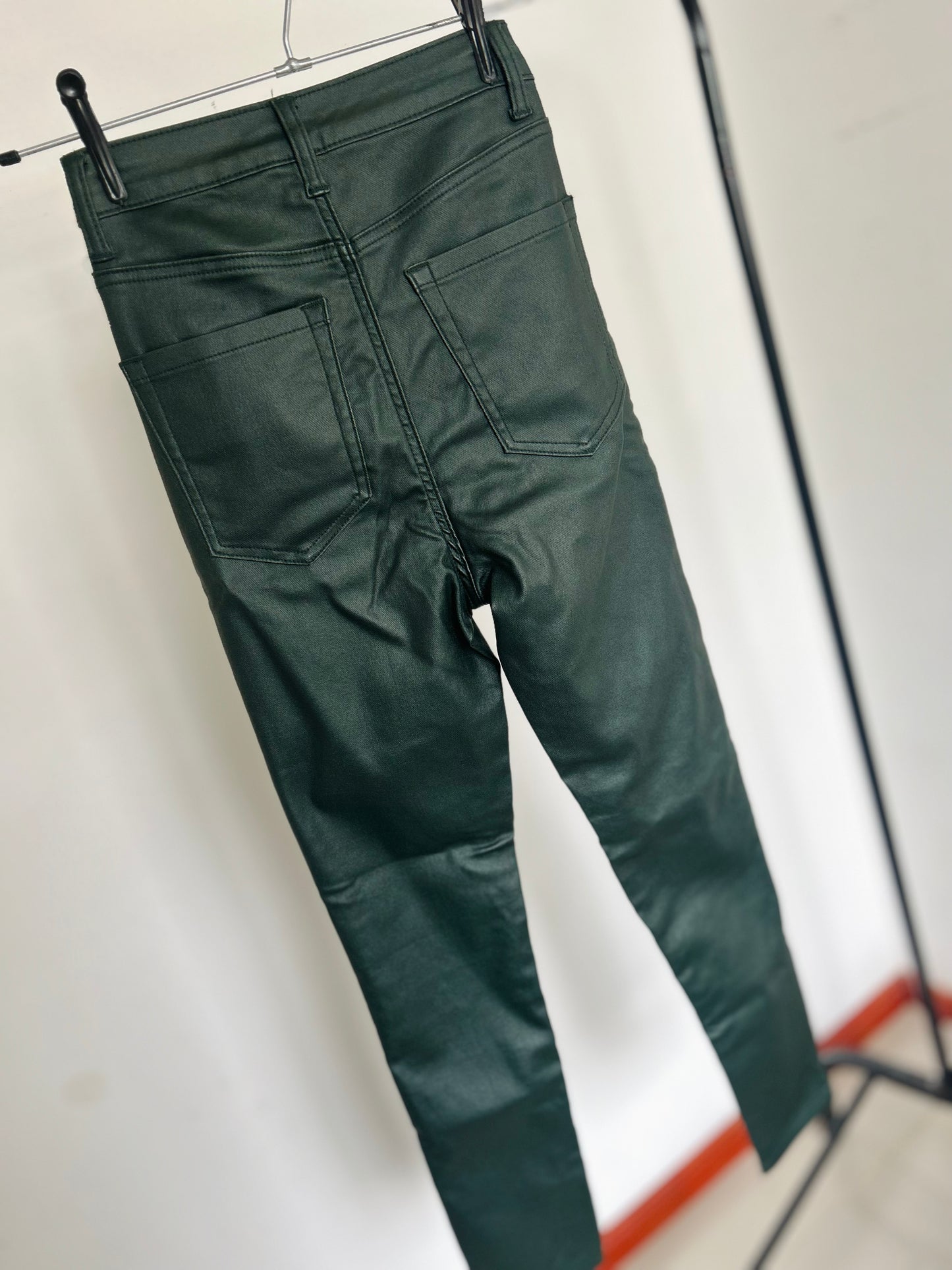 Pantalón engomado nuevo txs T32/34