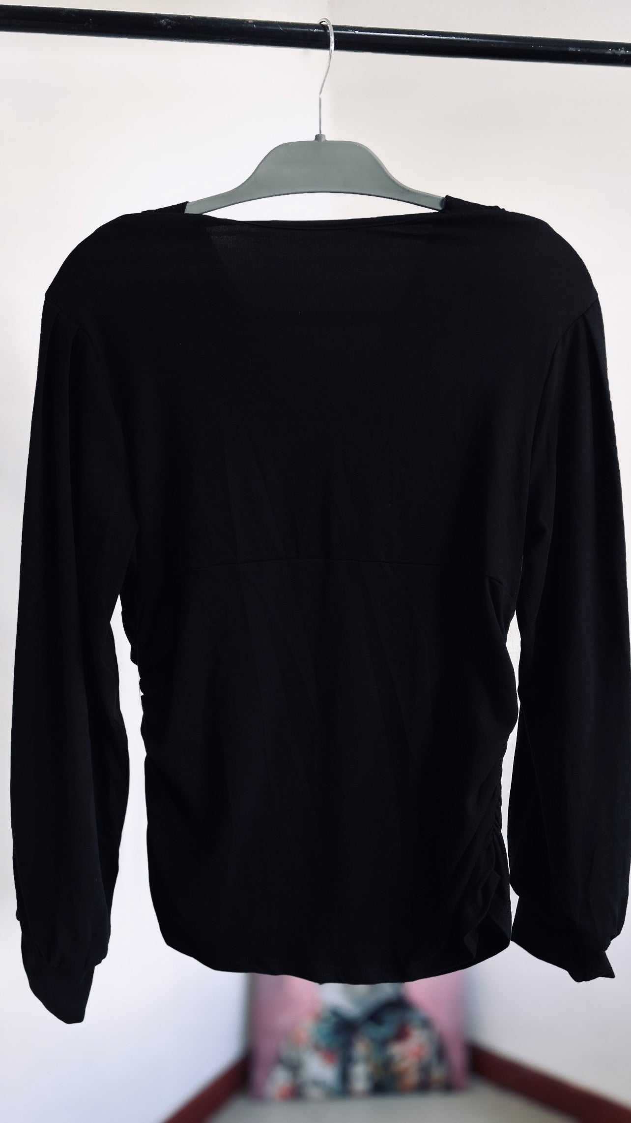 Blusa negra drapeada TL
