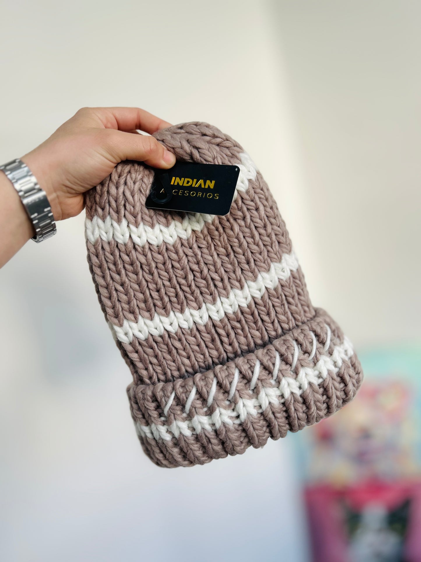 Gorro tejido grueso con etiqueta TM