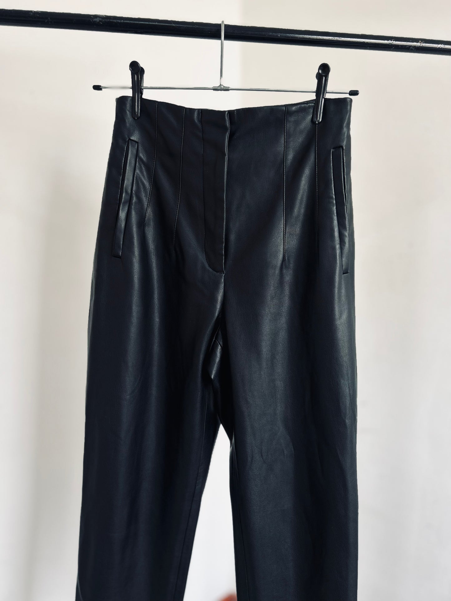 Pantalón efecto piel ZARA TXS
