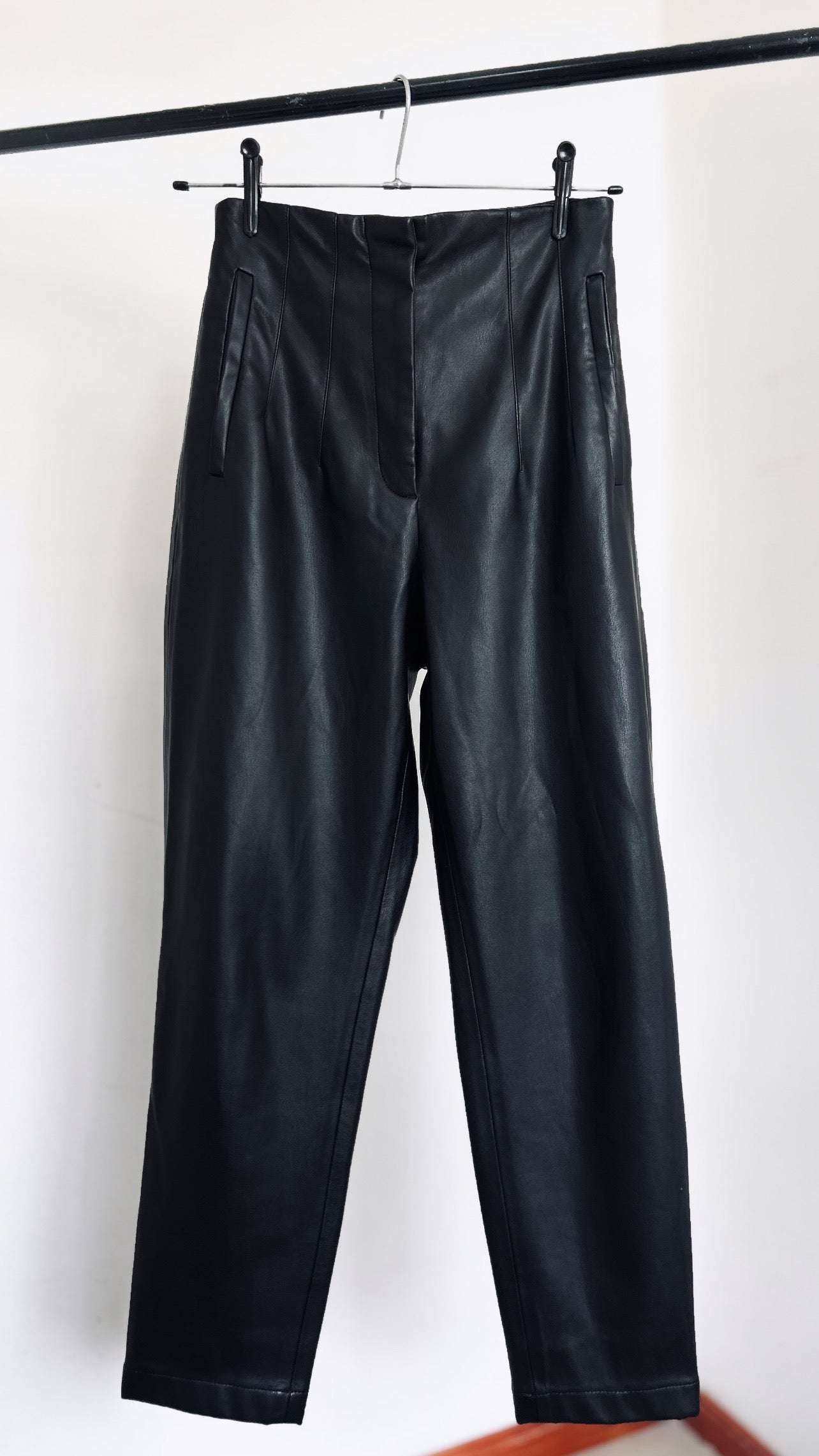 Pantalón efecto piel ZARA TXS