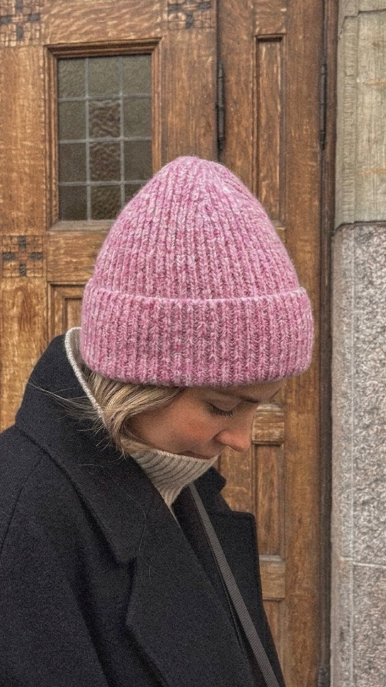 Gorro tejido grueso con etiqueta