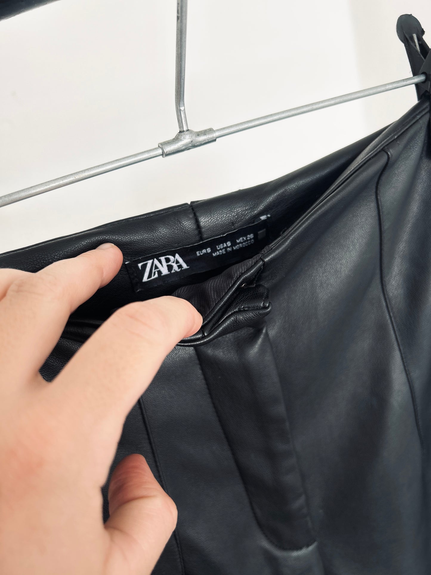 Pantalón efecto piel ZARA TXS