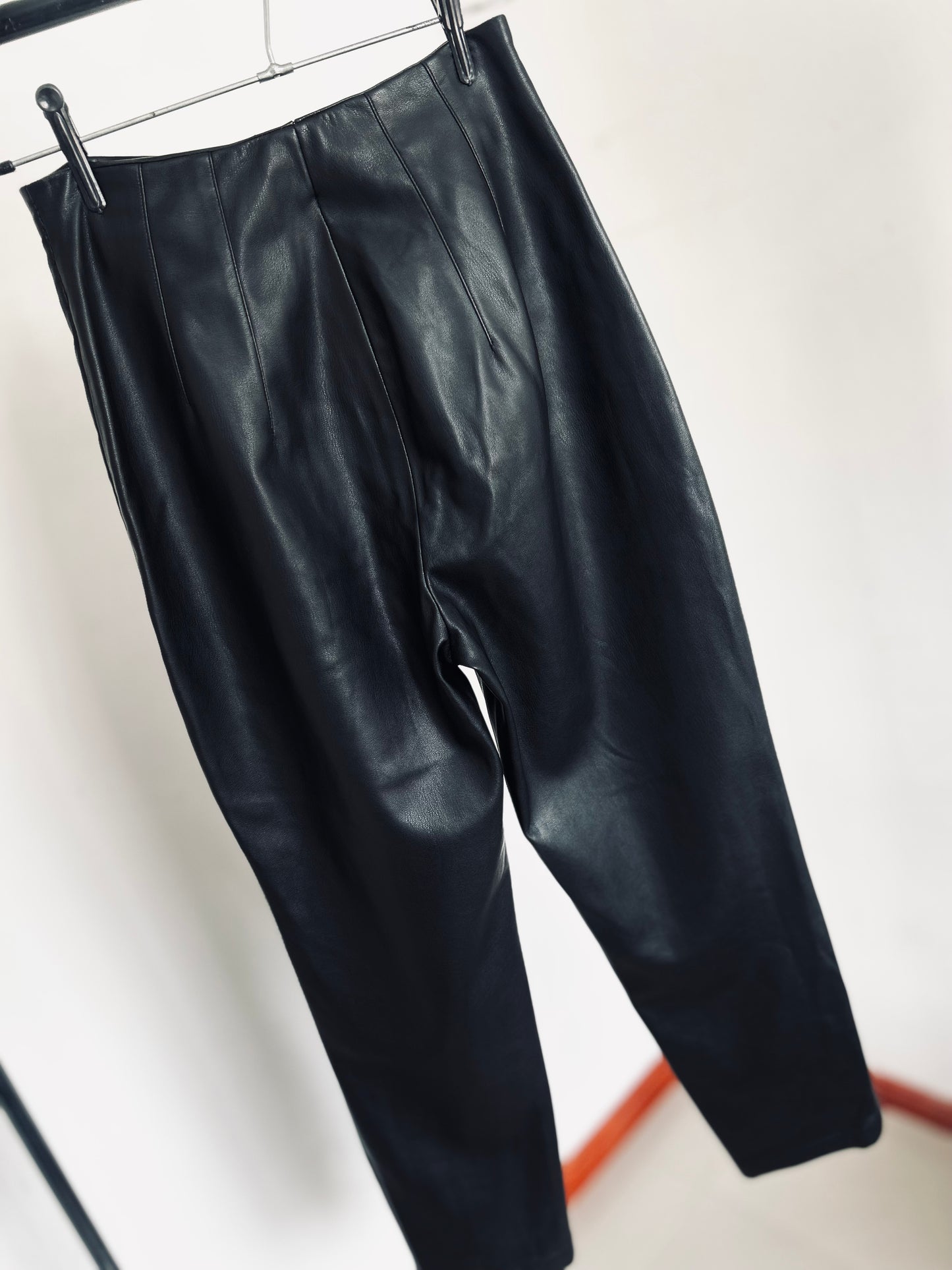 Pantalón efecto piel ZARA TXS