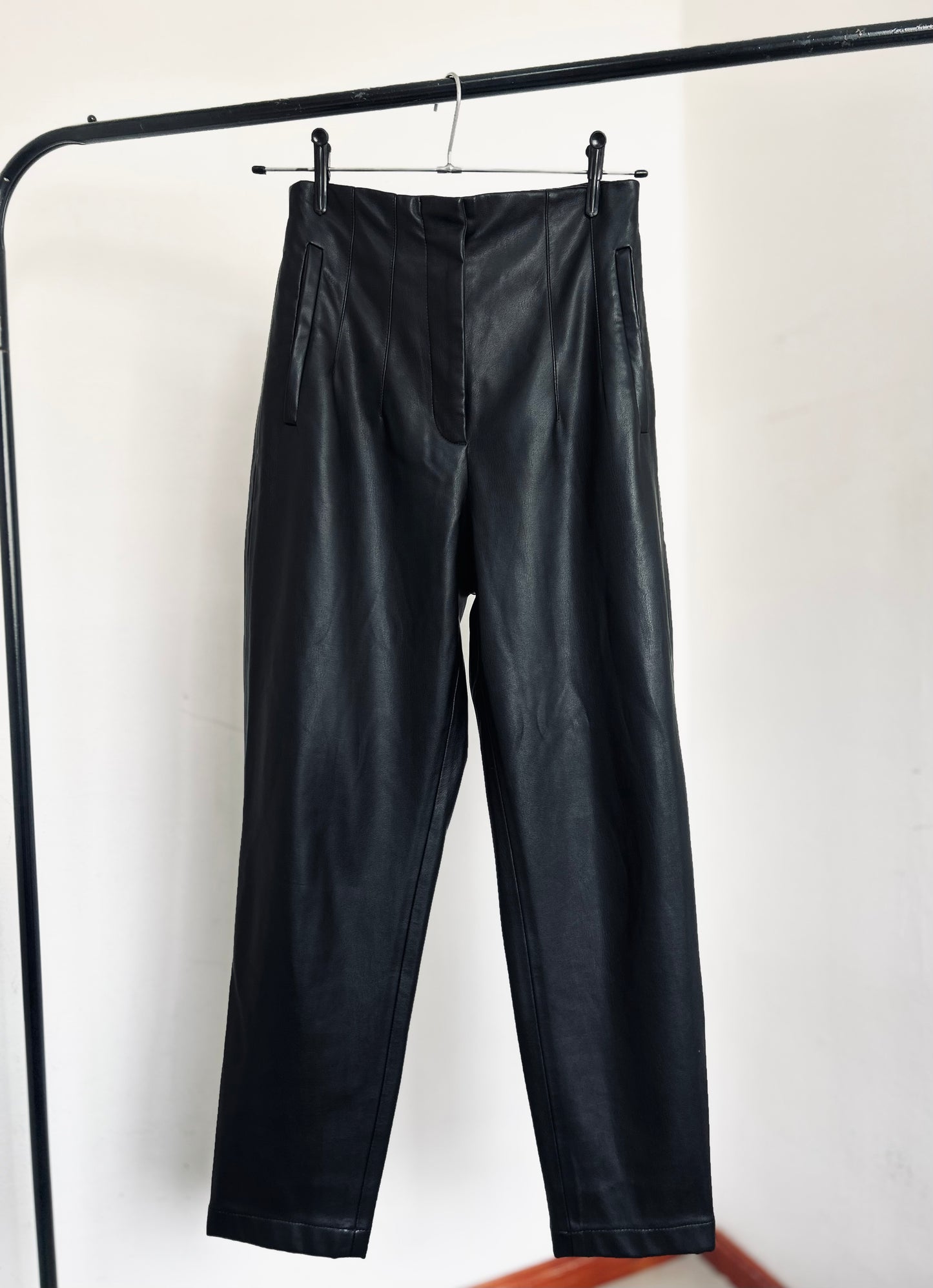 Pantalón efecto piel ZARA TXS