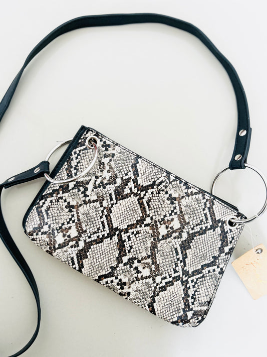 Cartera con etiqueta