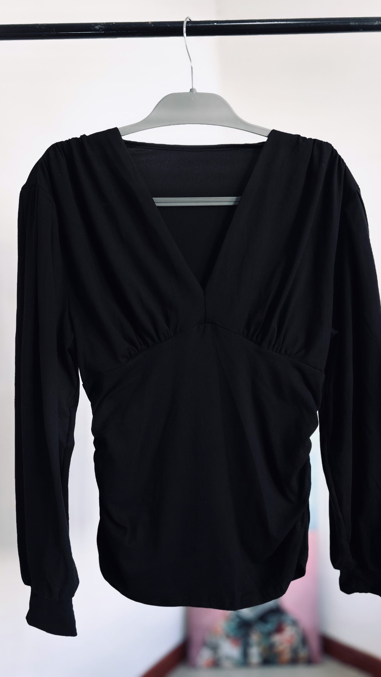 Blusa negra drapeada TL