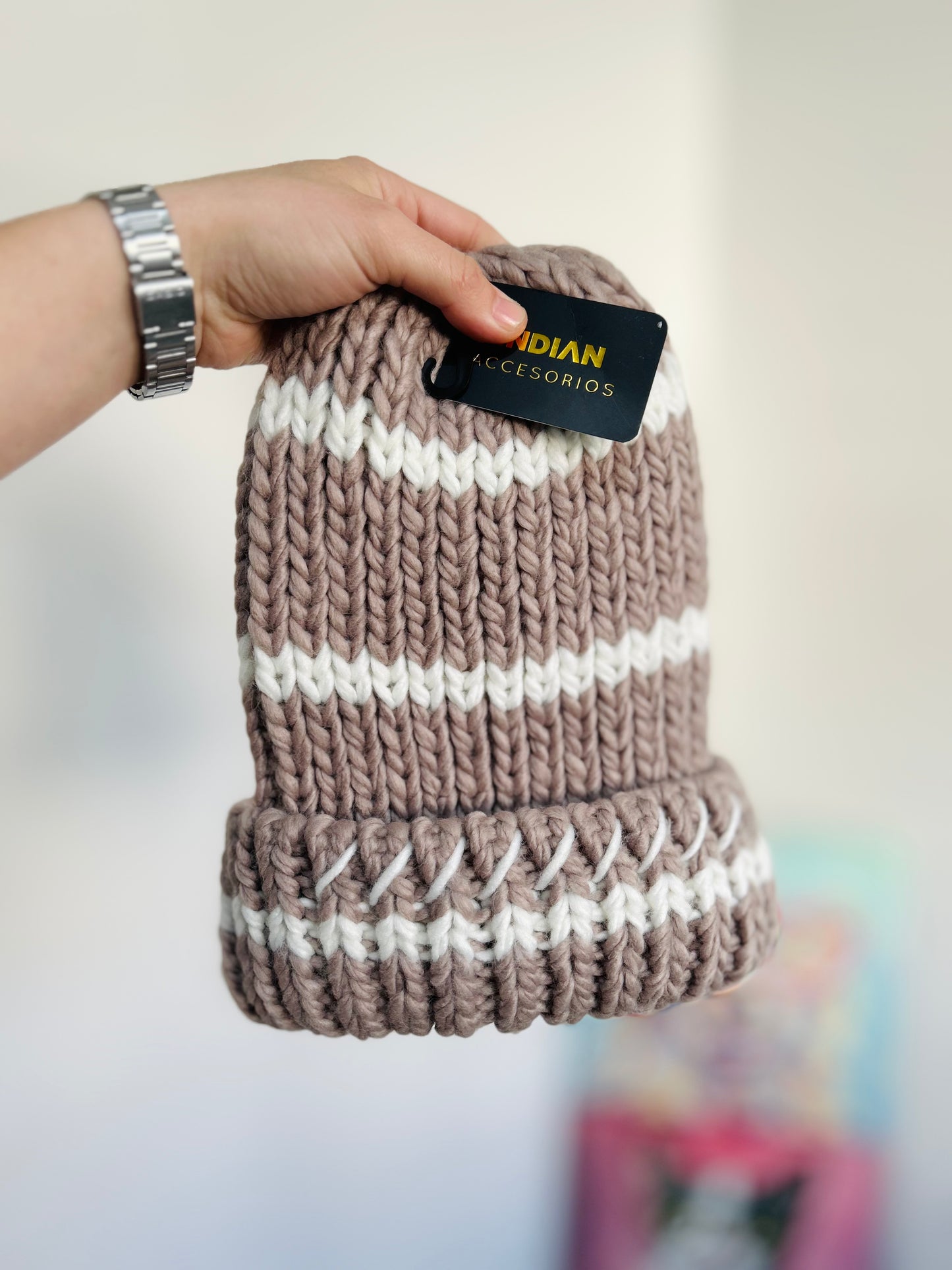 Gorro tejido grueso con etiqueta TM