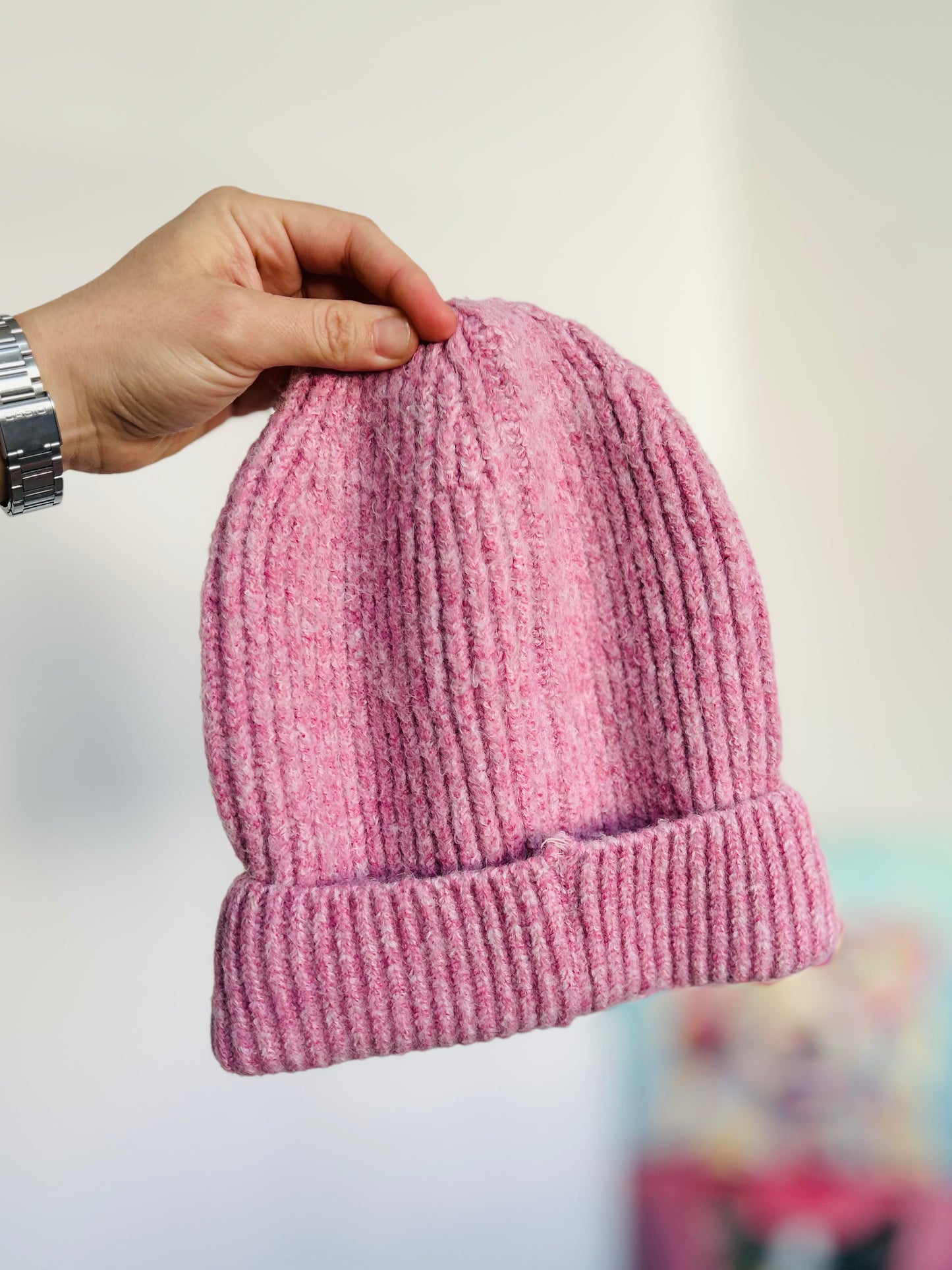 Gorro tejido grueso con etiqueta