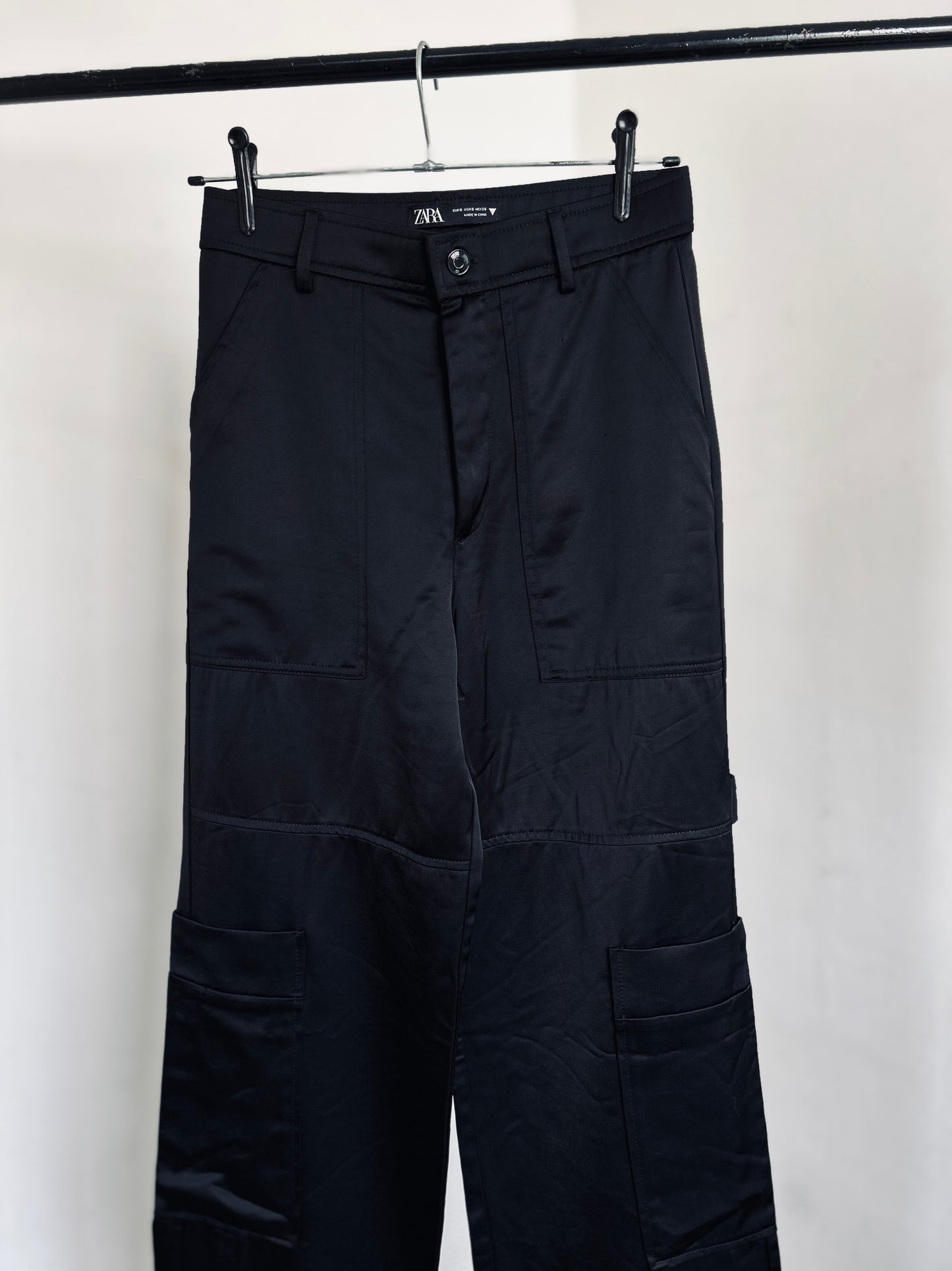 Pantalón cargo satinado ZARA TS