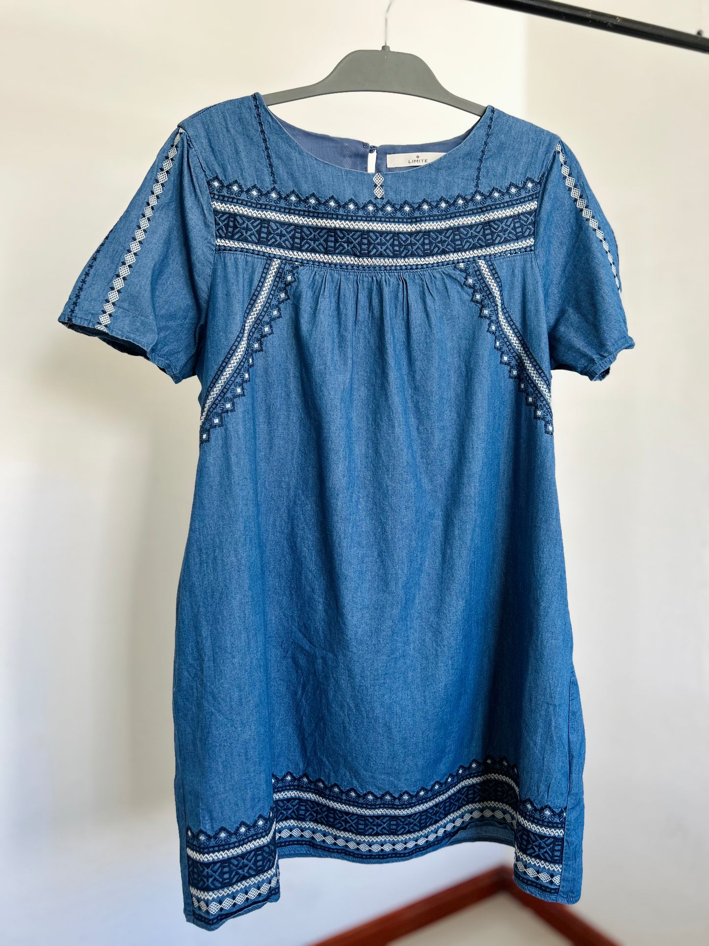 Vestido jean y bordado LÍMITE TM/L