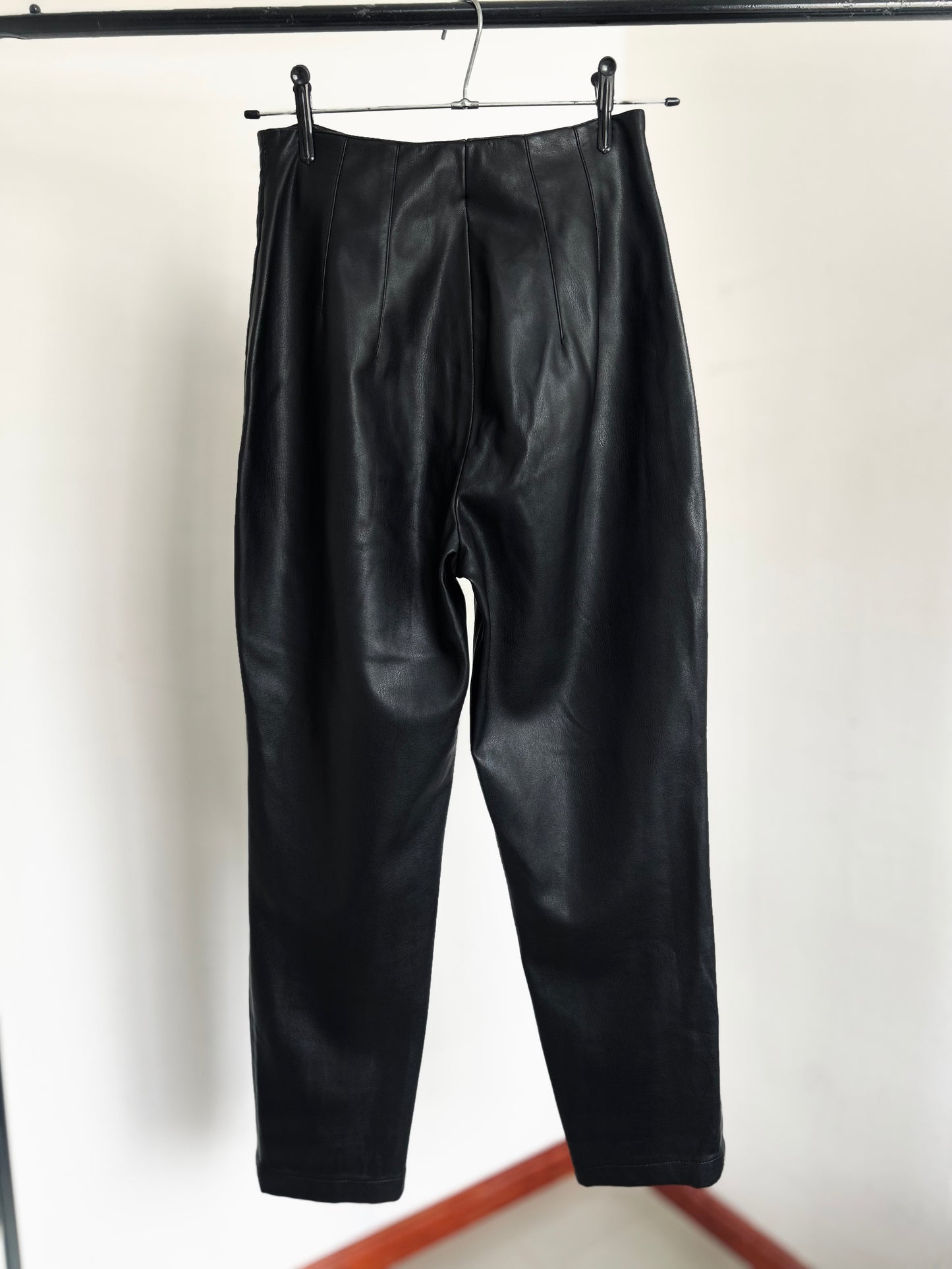 Pantalón efecto piel ZARA TXS