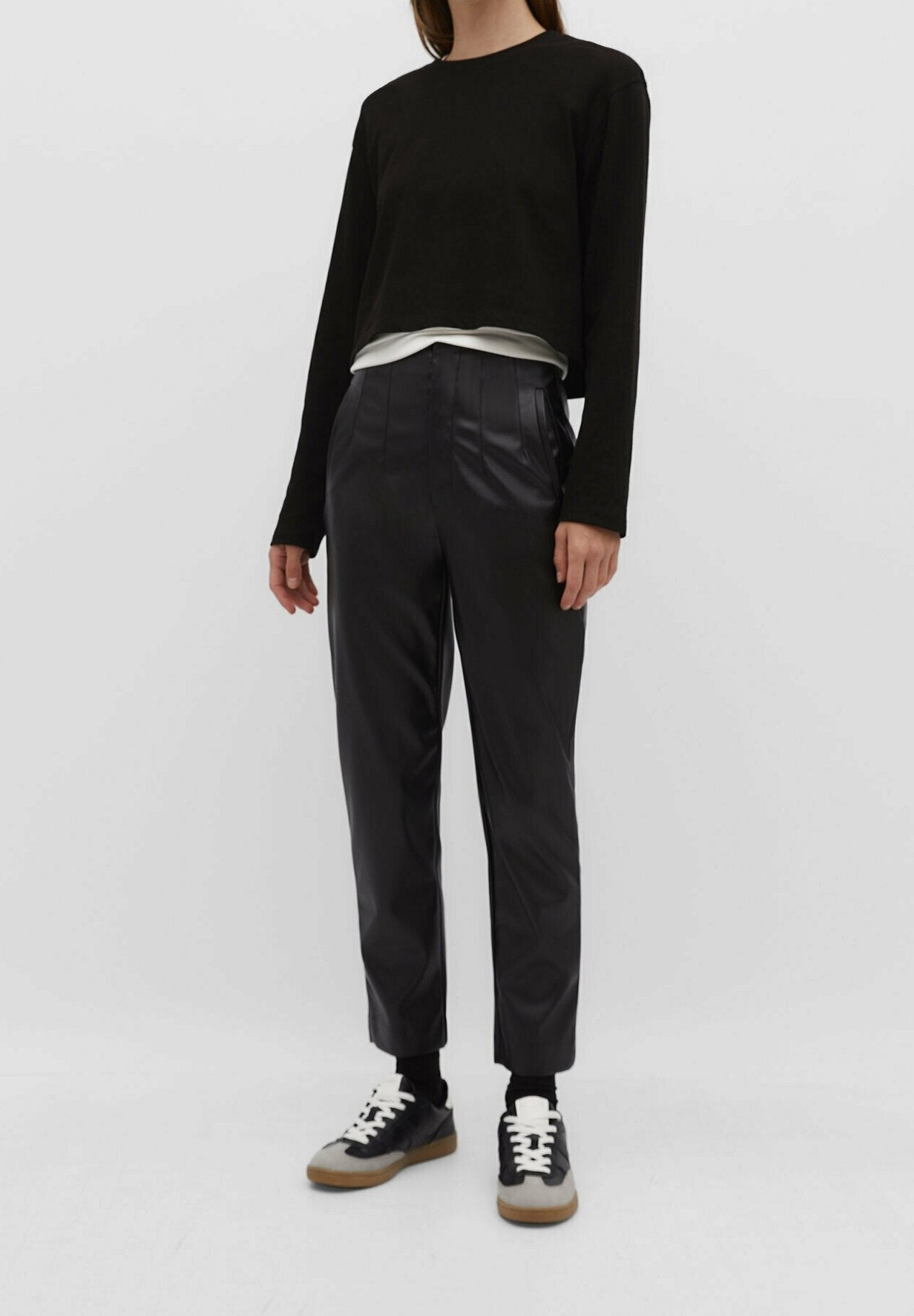 Pantalón efecto piel ZARA TXS