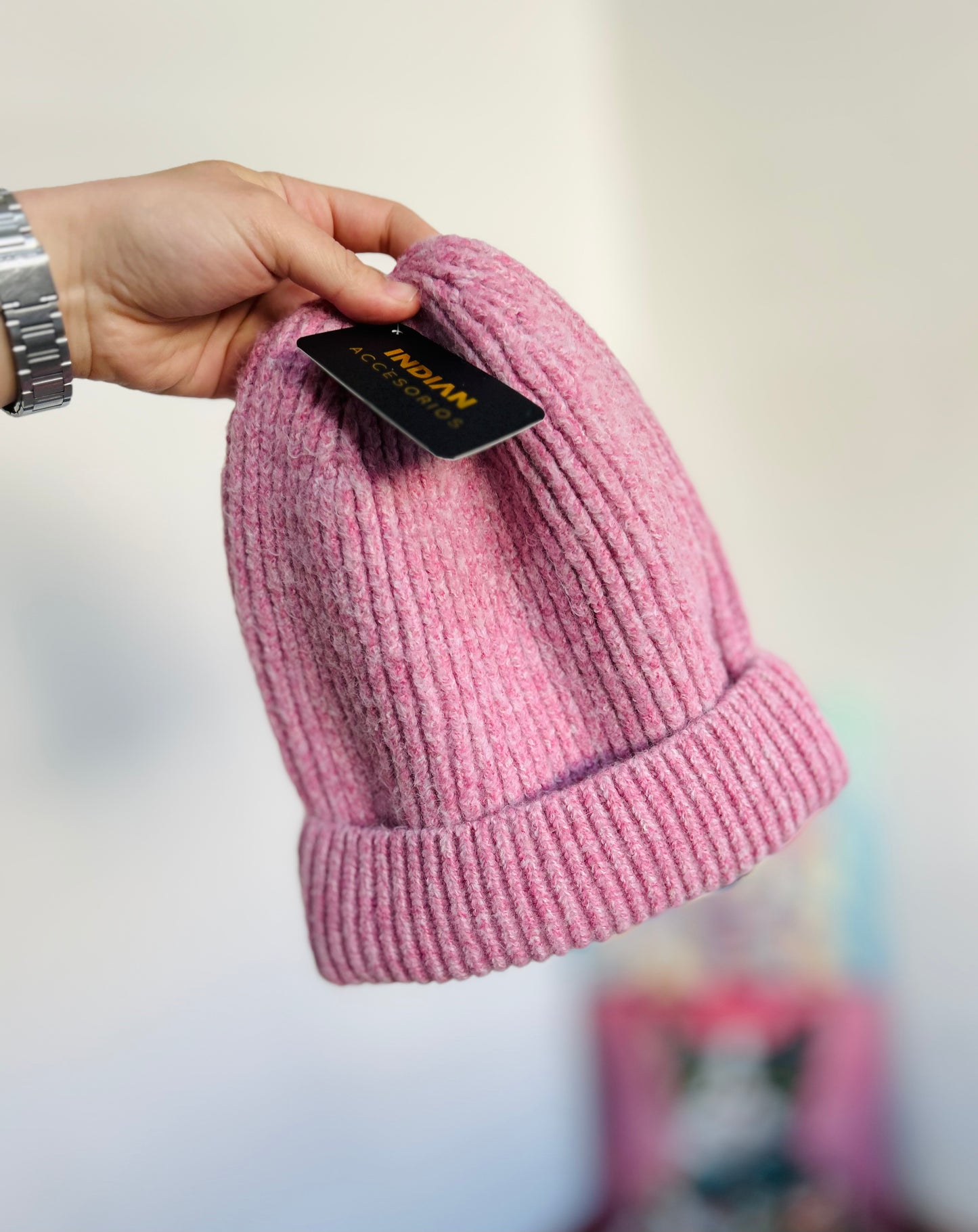Gorro tejido grueso con etiqueta